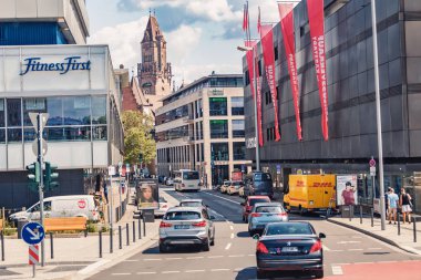 2 Ağustos 2019, Saarbrucken, Almanya: Karstadt alışveriş merkezi ve arabalarla sokak manzarası. Şehir hayatı konsepti