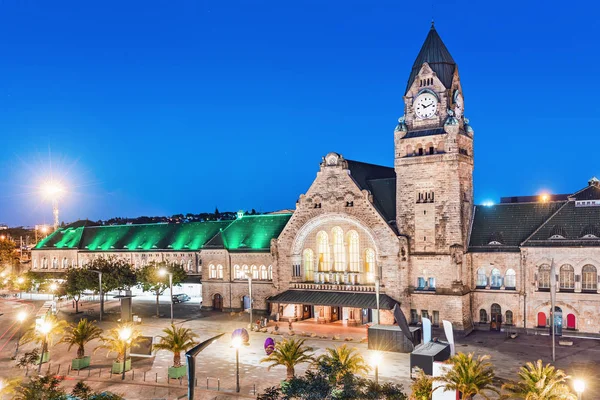 31 July 2019, Metz, France: Night view of the illuminated old railway station building with clock tower in Metz city — Stock Photo, Image