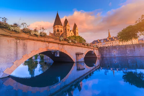 A colourful city view of an ancient Neuf Church on the bank of the Moselle river in Metz in France during the sunrise. Tourist attractions and city life concept — Stock Photo, Image