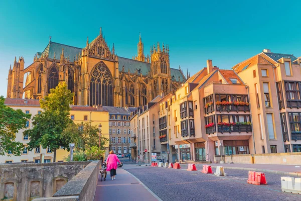 1 August 2019, Metz, France: Cityscape scenic view of Saint Stephen Cathedrla in Metz city at sunrise. Travel landmarks and tourist destination in France — Stock Photo, Image