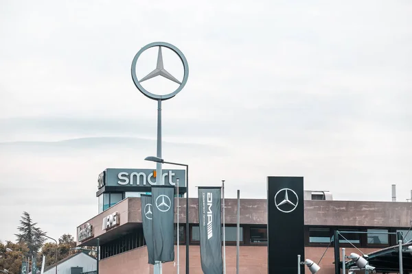 1 Ağustos 2019, Lüksemburg: Mercedes-Benz perakende mağazası ve galeri — Stok fotoğraf