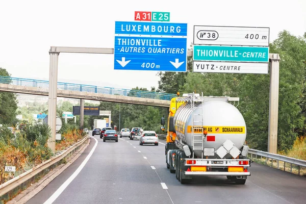 1 Ağustos 2019, Metz, Fransa: Fransa ve Lüksemburg arasında kimyasal madde taşıyan bir kamyon — Stok fotoğraf
