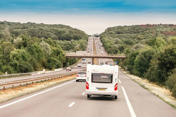 1 de agosto de 2019, Metz, França: Uma estrada fortemente traficada com uma autocaravana em primeiro plano — Fotografia de Stock