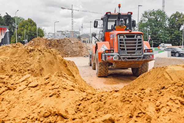 1 sierpnia 2019 r., Luksemburg: prace remontowo-budowlane ciągnika, piasek i gleba na pierwszym planie — Zdjęcie stockowe