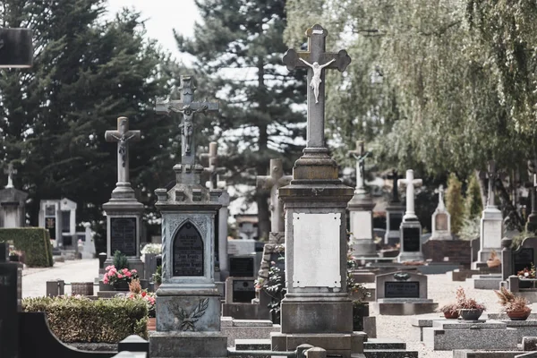 Avrupa 'daki eski Gotik mezarlığı. Keder ve hatırlama konsepti