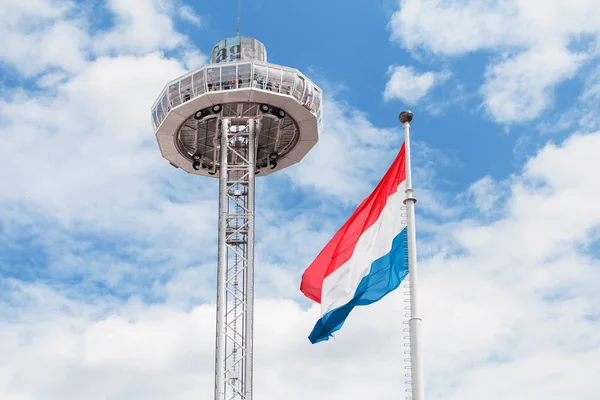 1 augusti 2019, Luxemburg: Luxemburgs flagga och plattformen för horisontell utsikt — Stockfoto