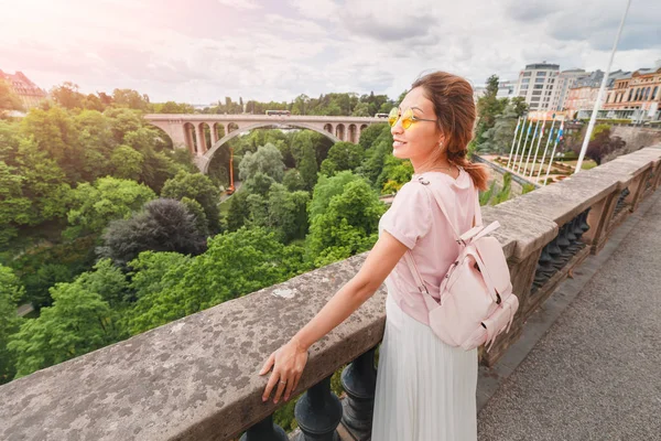 Счастливая азиатка стоит на балконе смотровой площадки в Великом Герцогстве Люксембург. Туризм и путешествия в Европе — стоковое фото