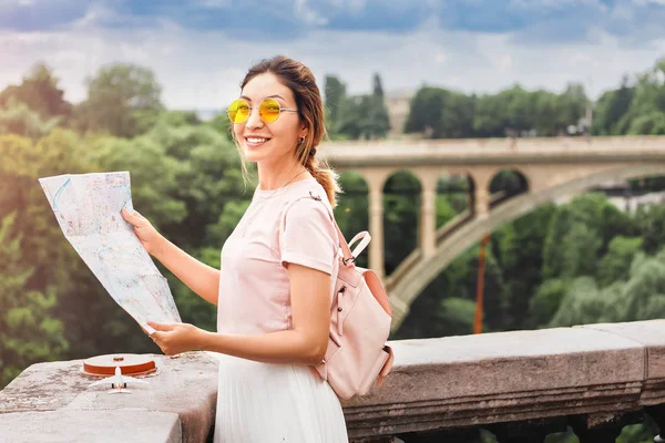 Щаслива дівчина азіатського мандрівника читає карту і шукає визначні пам "ятки в Люксембурзькому районі Європи. — стокове фото