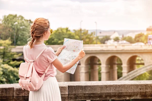 Щаслива дівчина азіатського мандрівника читає карту і шукає визначні пам "ятки в Люксембурзькому районі Європи. — стокове фото