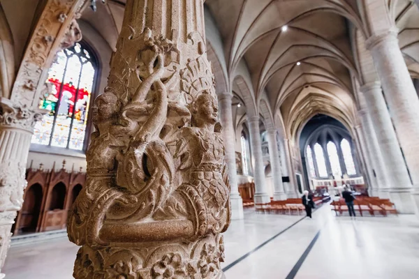 1 Agosto 2019, Luxemburgo: Interior de la Catedral de Notre Dame con altar y vidrieras —  Fotos de Stock