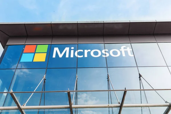 1 Agosto 2019, Luxemburgo: Edificio y logotipo en la oficina de Microsoft Corporation en la zona offshore de Luxemburgo — Foto de Stock