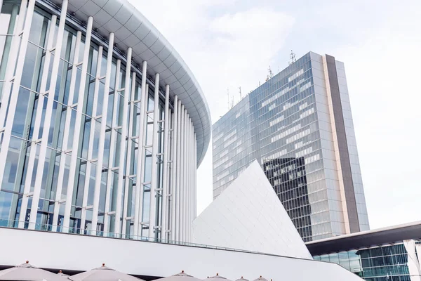 Citiscape-utsikt over det moderne Luxembourg-distriktet med den praktfulle futuristiske arkitekturen til Det filharmoniske teaterhus – stockfoto