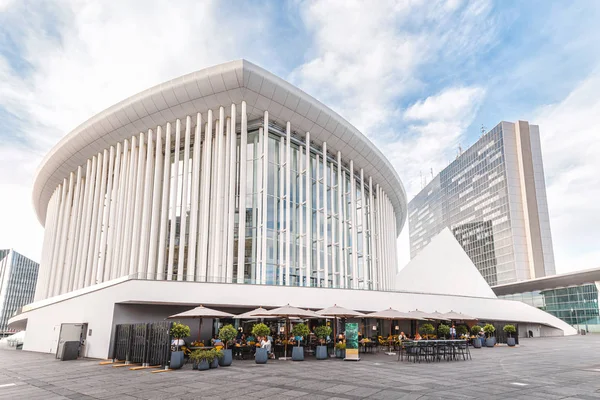 1 Αυγούστου 2019, Λουξεμβούργο: Citiscape άποψη της σύγχρονης περιφέρειας του Λουξεμβούργου με την υπέροχη φουτουριστική αρχιτεκτονική της Φιλαρμονικής Θεάτρου — Φωτογραφία Αρχείου