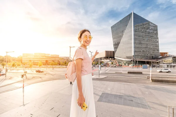 Счастливая азиатка в современном районе Люксембурга против строительства высотных небоскребов — стоковое фото