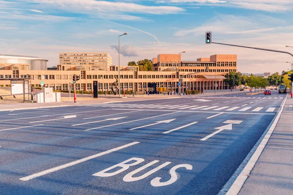 1 Agosto 2019, Luxemburgo: Señal de carril de autobús en un asfalto en Luxemburgo — Foto de Stock