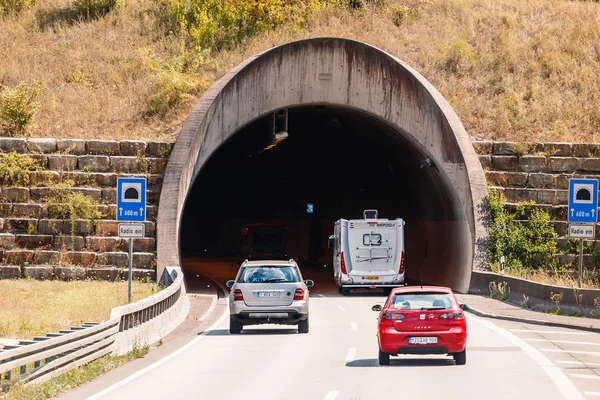 2 Ağustos 2019, Lüksemburg: Otoyoldan tünele giren araçlar — Stok fotoğraf