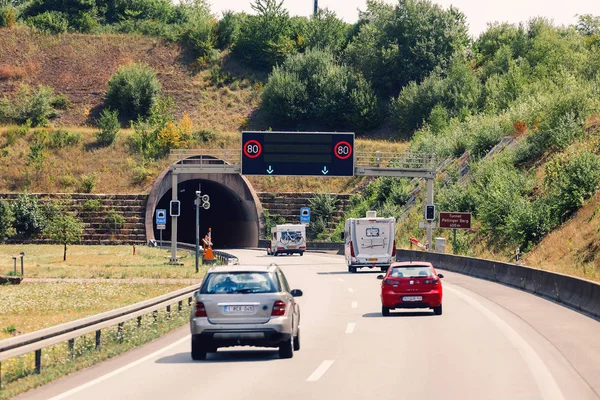 2 Ağustos 2019, Lüksemburg: Otoyoldan tünele giren araçlar — Stok fotoğraf
