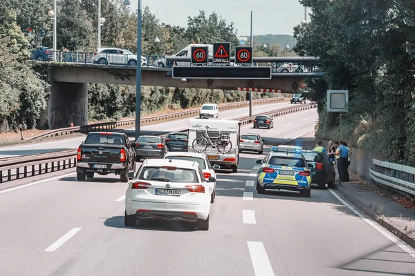 2 de agosto de 2019, Saarbrucken, Alemania: un accidente en la autopista. Coche de policía en el lado de la carretera cerca del delincuente —  Fotos de Stock