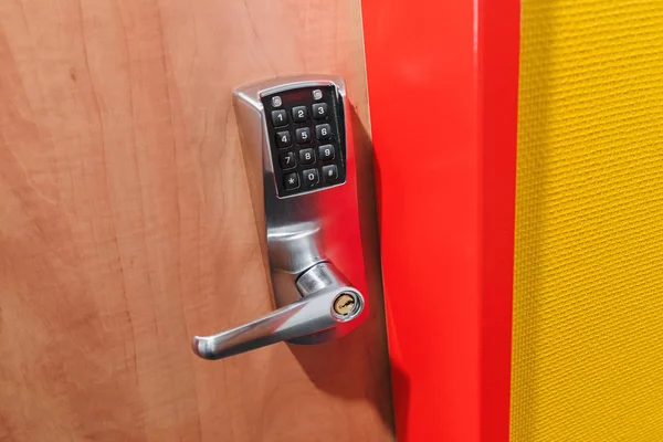 Кодовый замок на двери. Концепция безопасности и защиты дома — стоковое фото