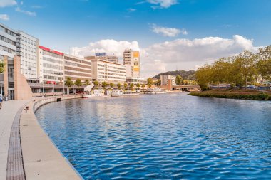 02 Ağustos 2019, Saarbrucken, Almanya: Saarbrucken şehrindeki Saar Nehri kıyısı