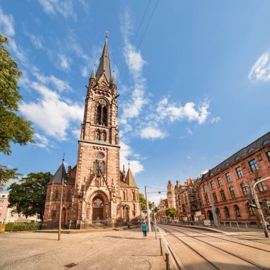 02 Ağustos 2019, Saarbrucken, Almanya: St. Johannes Kilisesi ile Saarbrucken 'in eski tarihi şehri