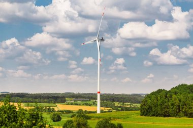 Doğadaki rüzgar türbini yenilenebilir enerji kaynağı konsepti olarak kullanılıyor