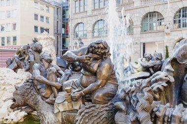 04 Ağustos 2019, Nuremberg, Almanya: Atlıkarınca Ehekarussell ile Evlilik, korku heykelleri olan çeşme