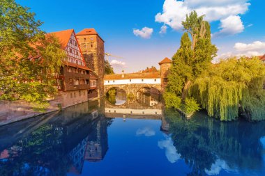 Yarı ahşap eski evlerin renkli ve pitoresk manzarası