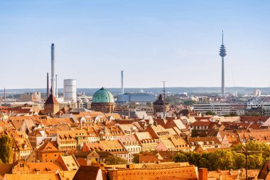 Almanya 'nın Nuremberg şehrindeki kırmızı çatıların günbatımı manzarası. Eski şehirde yaz günbatımı