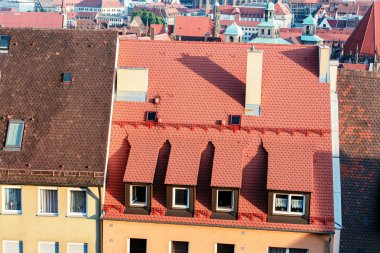 Almanya 'nın Nuremberg şehrindeki kırmızı çatıların günbatımı manzarası. Eski şehirde yaz günbatımı