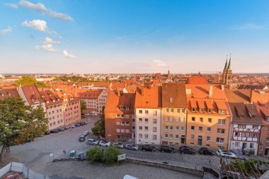04 Ağustos 2019, Nuremberg, Almanya: Almanya 'nın Nuremberg kentindeki kırmızı çatıların hava günbatımı manzaralı manzarası. Eski şehirde yaz günbatımı