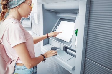 Asyalı kadın para çekiyor ve Avrupa ATM self-servis Macine 'de öğrenim kredisini ödüyor