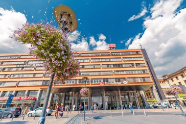 02 Ağustos 2019, Saarbrucken, Almanya: Yolcularla birlikte merkez tren istasyonu binası