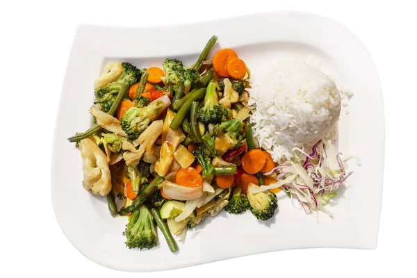 Pirinçli kızarmış sebzeler, beyaz tabaktaki Asya yemekleri. — Stok fotoğraf
