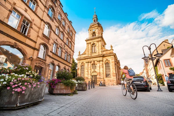2019. augusztus 02., Saarbrucken, Németország: Kilátás az óvárosra Saarbr-cken történelmi központjában, kerékpárosokkal az utcán — Stock Fotó