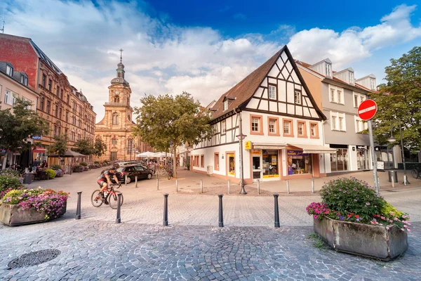 02 sierpnia 2019, Saarbrucken, Niemcy: Widok na stare miasto w historycznym centrum Saarbrücken, z rowerzystami przechodzącymi wzdłuż ulicy — Zdjęcie stockowe