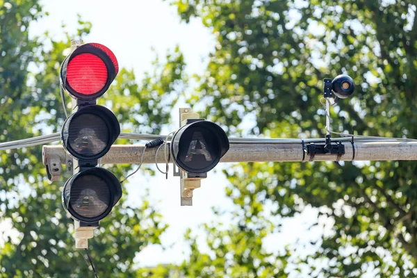 Piros jelzőlámpa a város utcájában — Stock Fotó