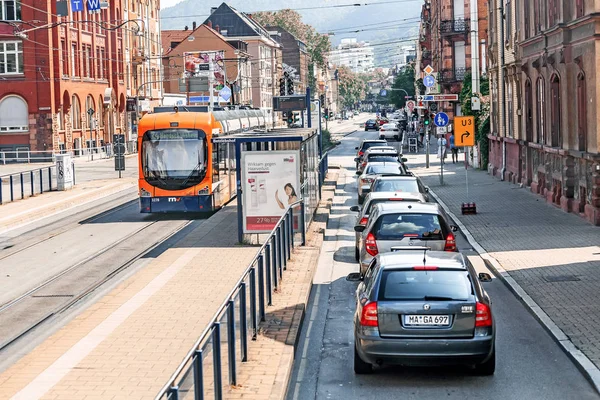 04 Agosto 2019, Nuremberg, Alemania: tráfico de automóviles ocupado en la calle y el transporte público en tranvía — Foto de Stock