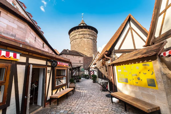 04 août 2019, Nuremberg, Allemagne : Quartier commerçant médiéval de Handwerkerhof et tour Koenigstor — Photo