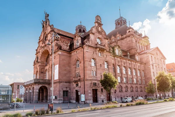 04 Agosto 2019, Nuremberg, Alemania: Vista del edificio de la ópera en la ciudad vieja — Foto de Stock