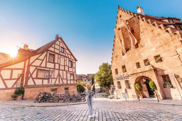 04 août 2019, Nuremberg, Allemagne : rues colorées et pittoresques de Nuremberg avec maisons à colombages — Photo