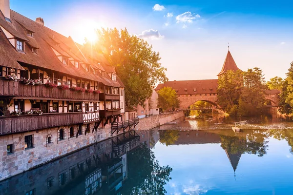 Une vue pittoresque et colorée sur les vieilles maisons à colombages sur les rives de la rivière Pegnitz à Nuremberg. Attractions touristiques en Bavière et en Allemagne — Photo