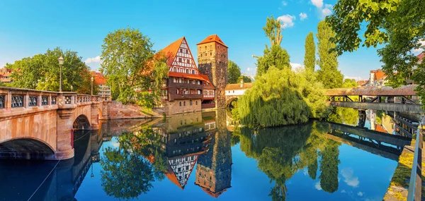 En färgstark och pittoresk utsikt över de halvtimrade gamla husen vid floden Pegnitz i Nürnberg. Turistattraktioner i Bayern och Tyskland — Stockfoto