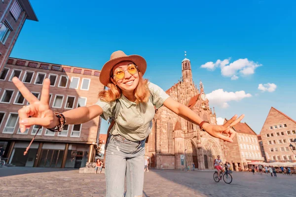 Mutlu Asyalı kız turist ve gezgin gün batımında Nuremberg 'in ana meydanında sıcak bir yaz gününün tadını çıkarıyor. Almanya Görüş Alanı. — Stok fotoğraf