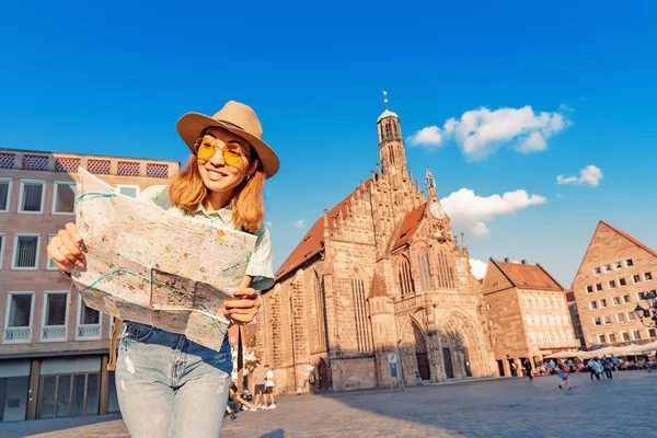 Mutlu Asyalı kız turist ve gezgin gün batımında Nuremberg 'in ana meydanında sıcak bir yaz gününün tadını çıkarıyor. Almanya Görüş Alanı. — Stok fotoğraf