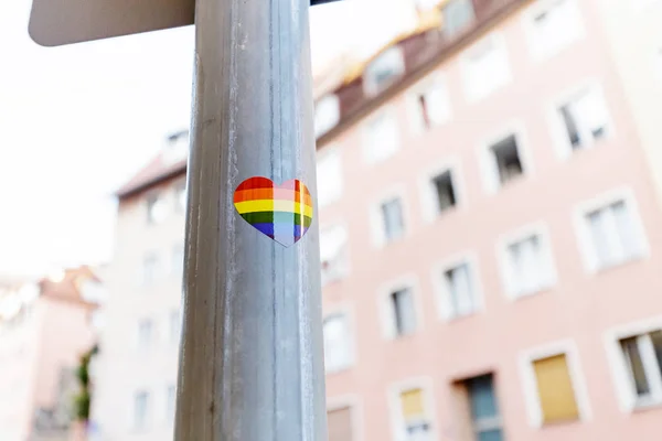 Panneau de fierté gay et lesbienne dans la rue de la ville — Photo