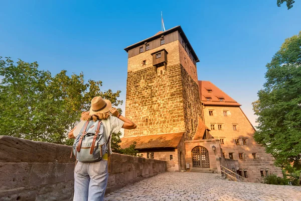 Menina turística desfrutando de vista panorâmica do pôr do sol da alta Torre do Castelo Imperial de Nuremberga — Fotografia de Stock