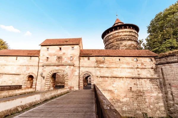 Torre de Neutorturm e portão de entrada para a cidade velha de Nuremberga, destino turístico e de viagem . — Fotografia de Stock