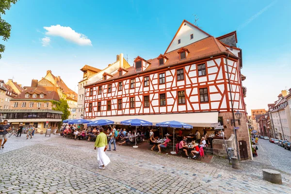 04 Srpen 2019, Norimberk, Německo: Taverna Biergarten poloroubený dům — Stock fotografie