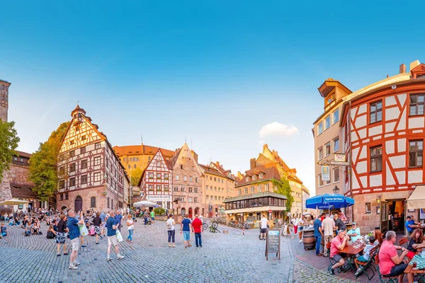 04 Srpen 2019, Norimberk, Německo: Turisté relaxují v restauracích a tavernách na krásném náměstí v Norimberku — Stock fotografie